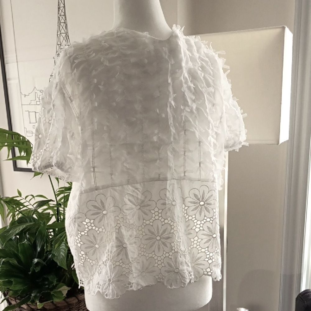 Chic White Floral Lace Blouse - Picture 10 of 13